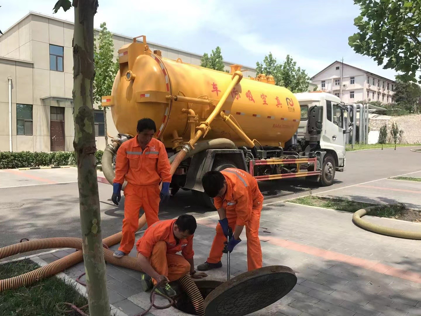 措美管道疏通车停在窨井附近