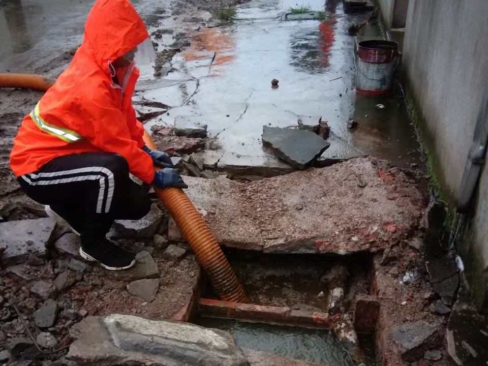 措美专业清理污水池 炜誉市政以规范流程守护城市 “肠道”